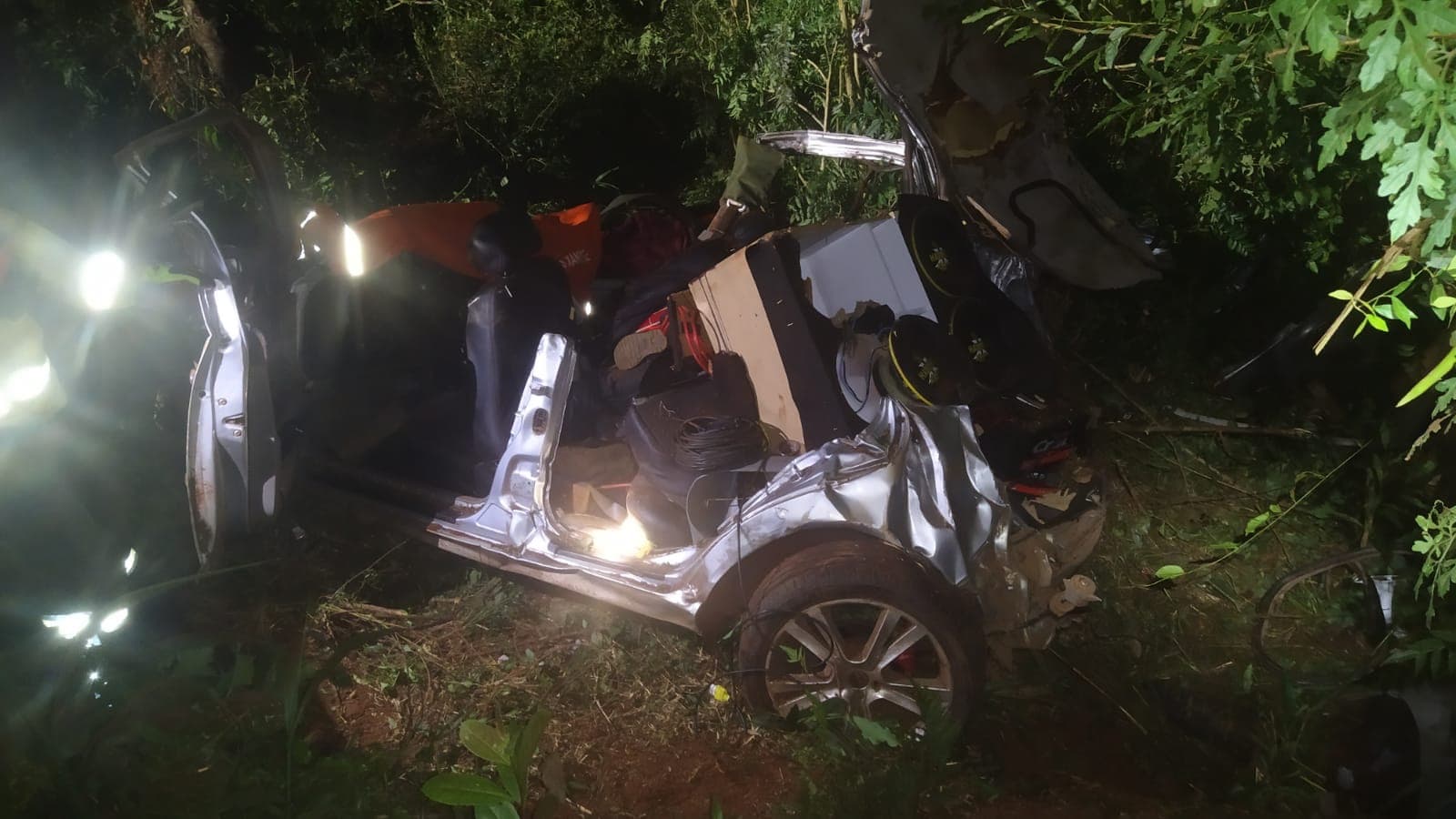 Carro despenca em ribanceira na SC-480 e deixa dois homens em estado grave