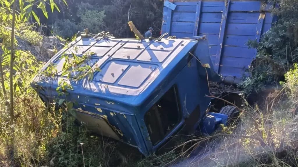 Caminhoneiro de 25 anos morre após cabine se desprender de caminhão em estrada rural