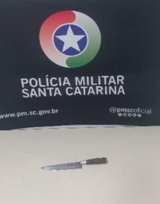 Homem trans é esfaqueado durante briga por dívida dentro de residência em Blumenau