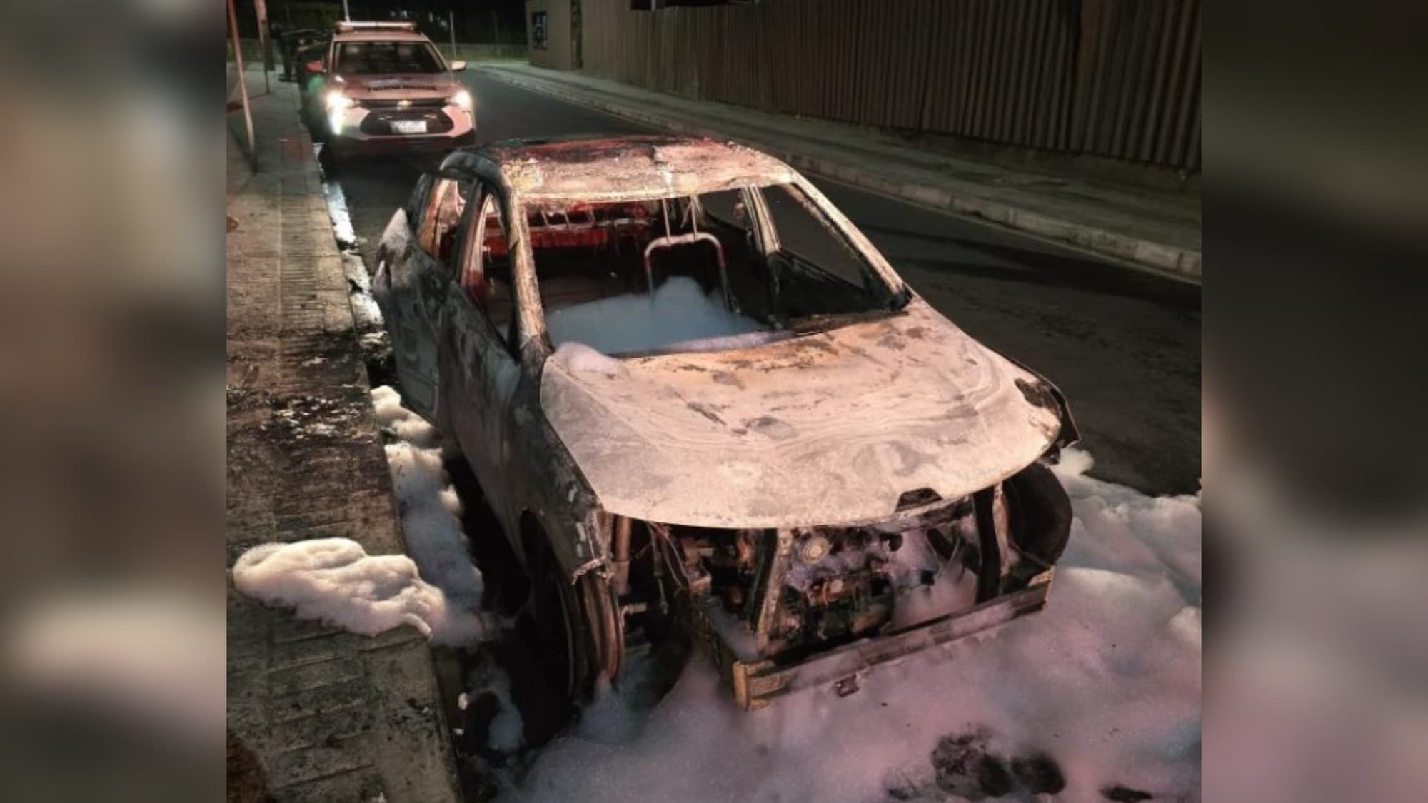 Mulher é presa suspeita de atear fogo em carro do ex-companheiro em Balneário Camboriú