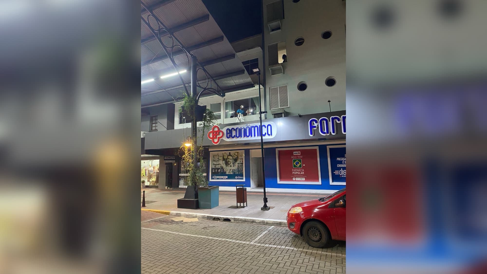 Homem leva choque, fica preso em marquise e morre em SC