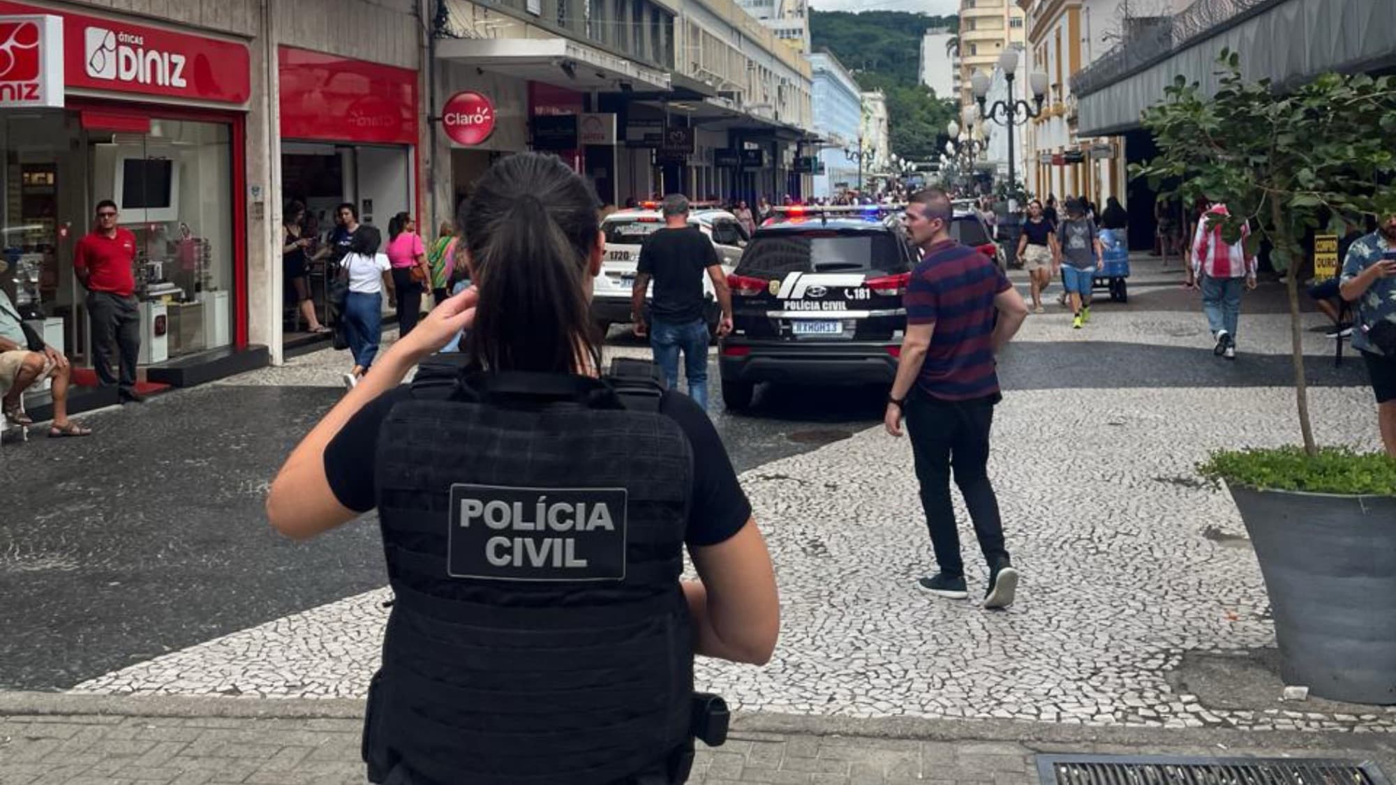 Operação mira estúdios fotográficos suspeitos de golpes contra consumidores em Florianópolis