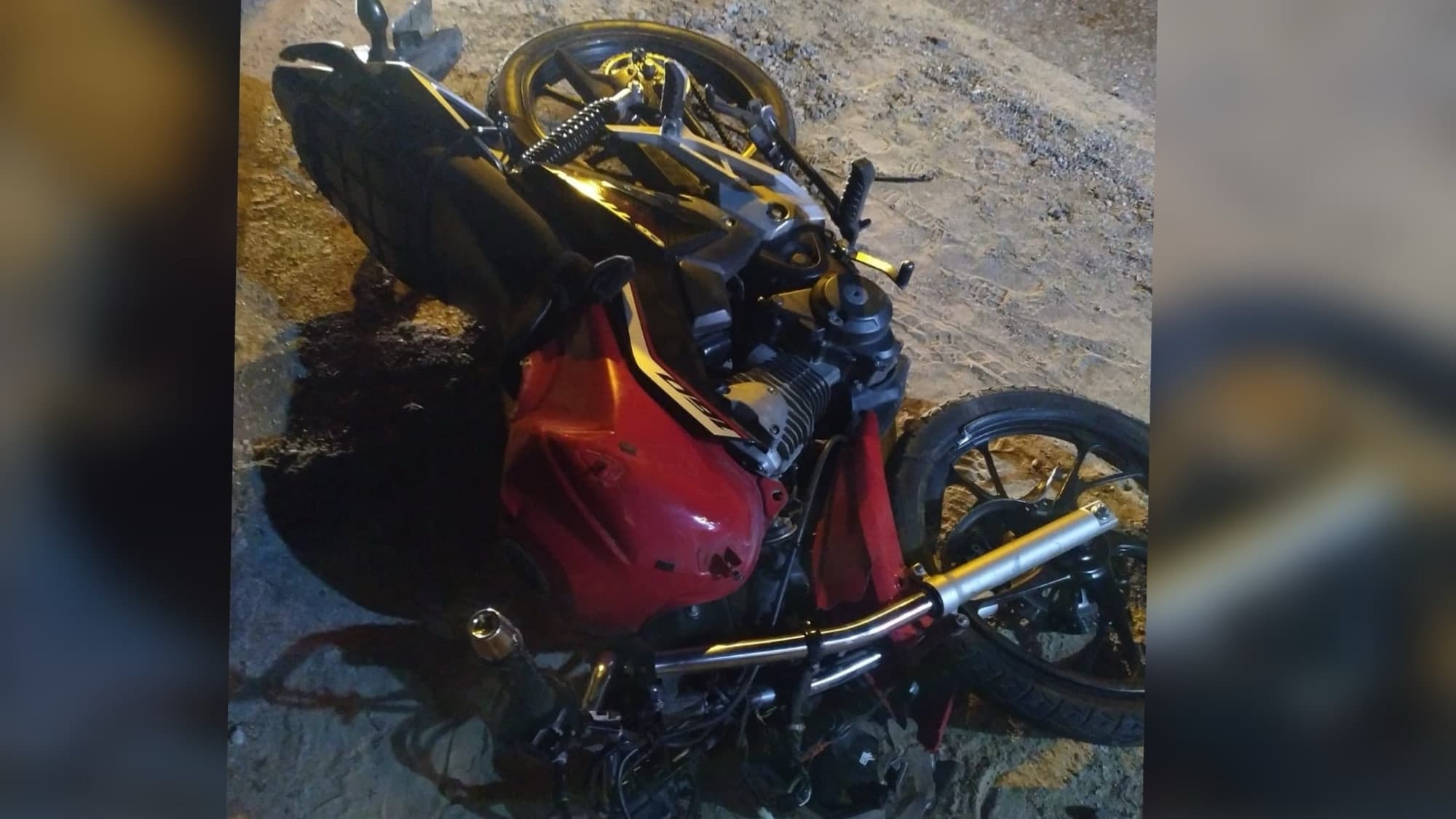 Carro atinge moto e deixa dois jovens gravemente feridos em Brusque