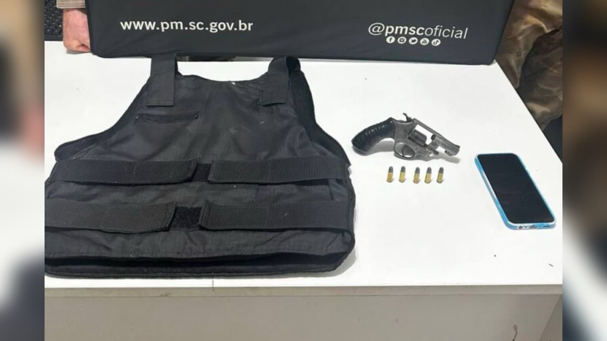 Revólver carregado é encontrado sob colchão de criança e homem acaba preso em Chapecó