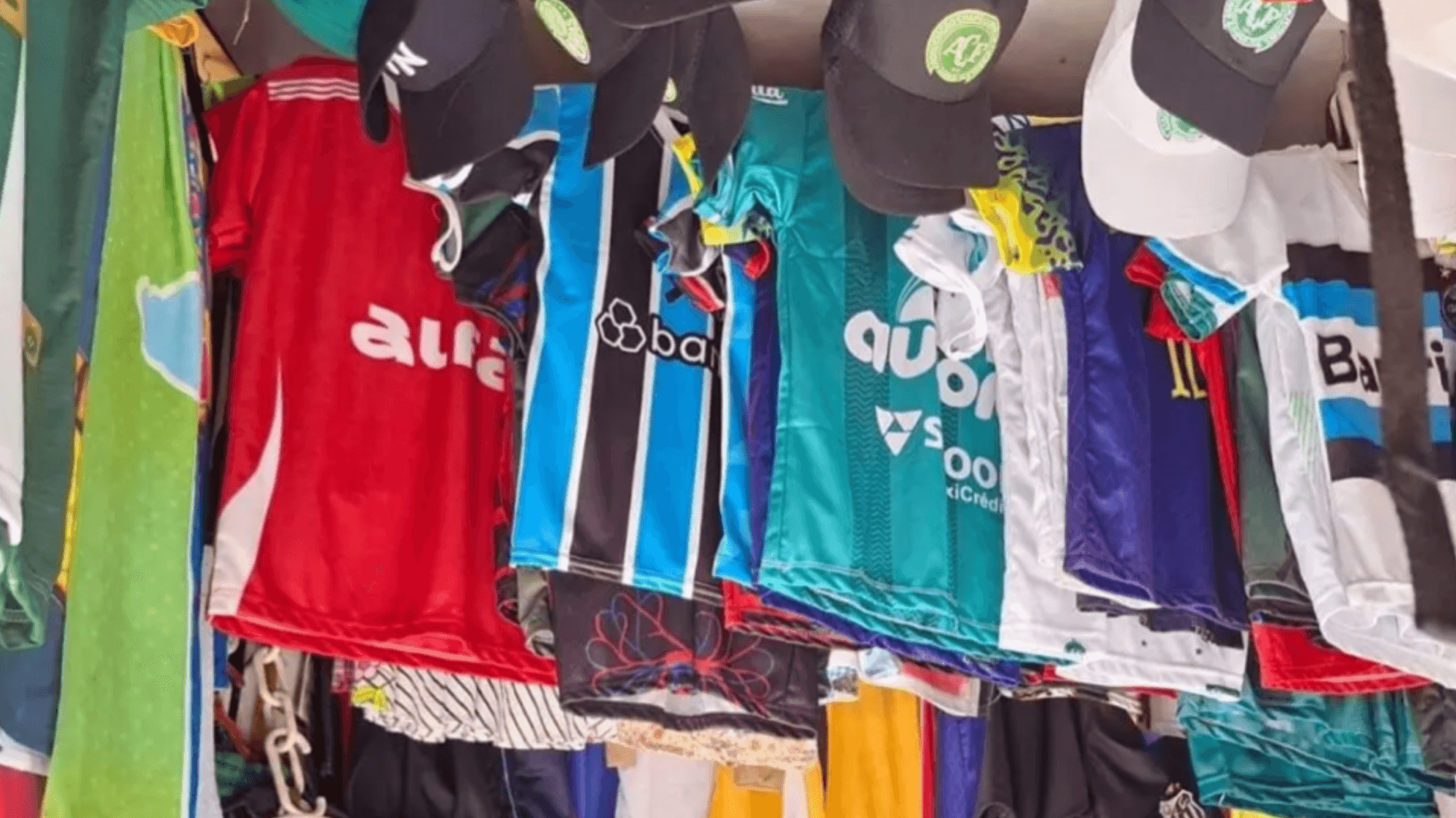 16 comerciantes são presos em SC por vender “roupas falsificadas”, diz Polícia Civil