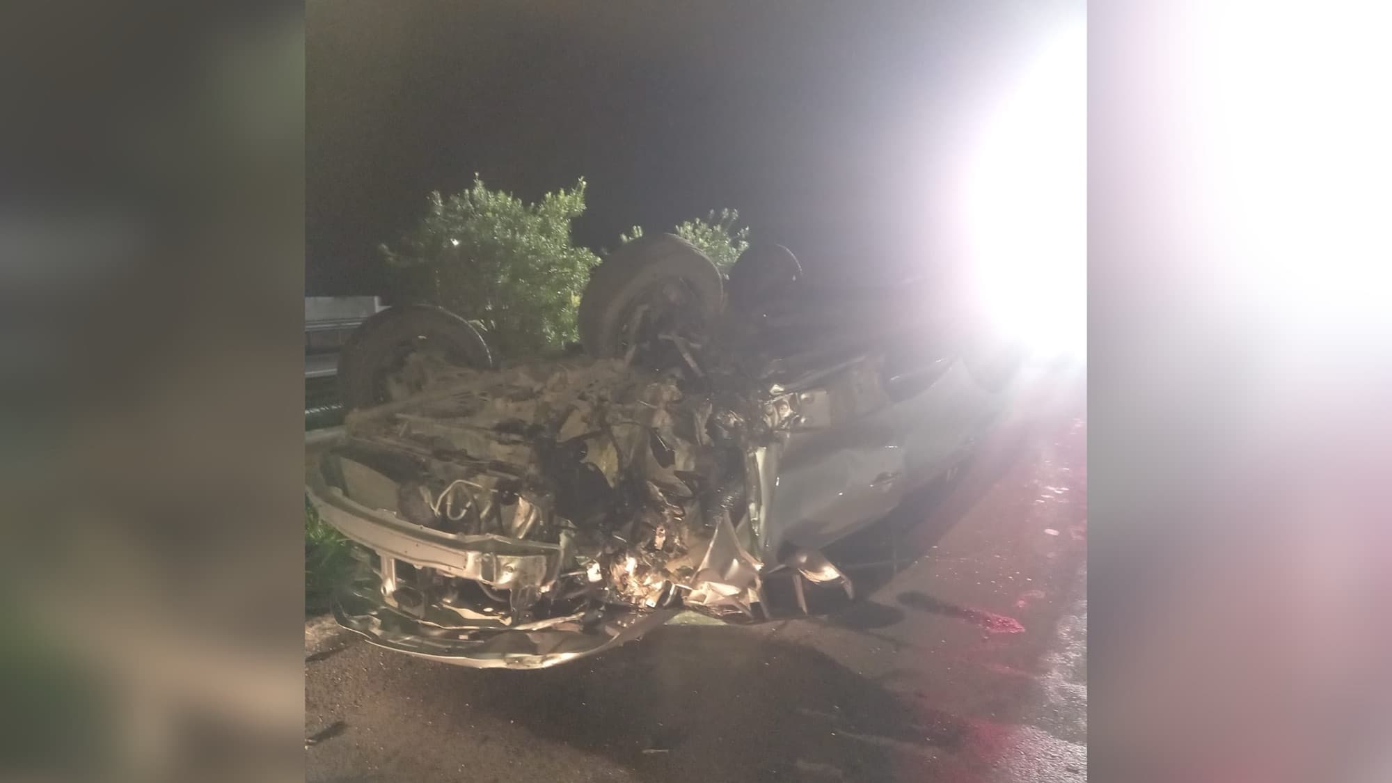 Carro capota após batida com caminhão na BR-101 e deixa três feridos em Criciúma