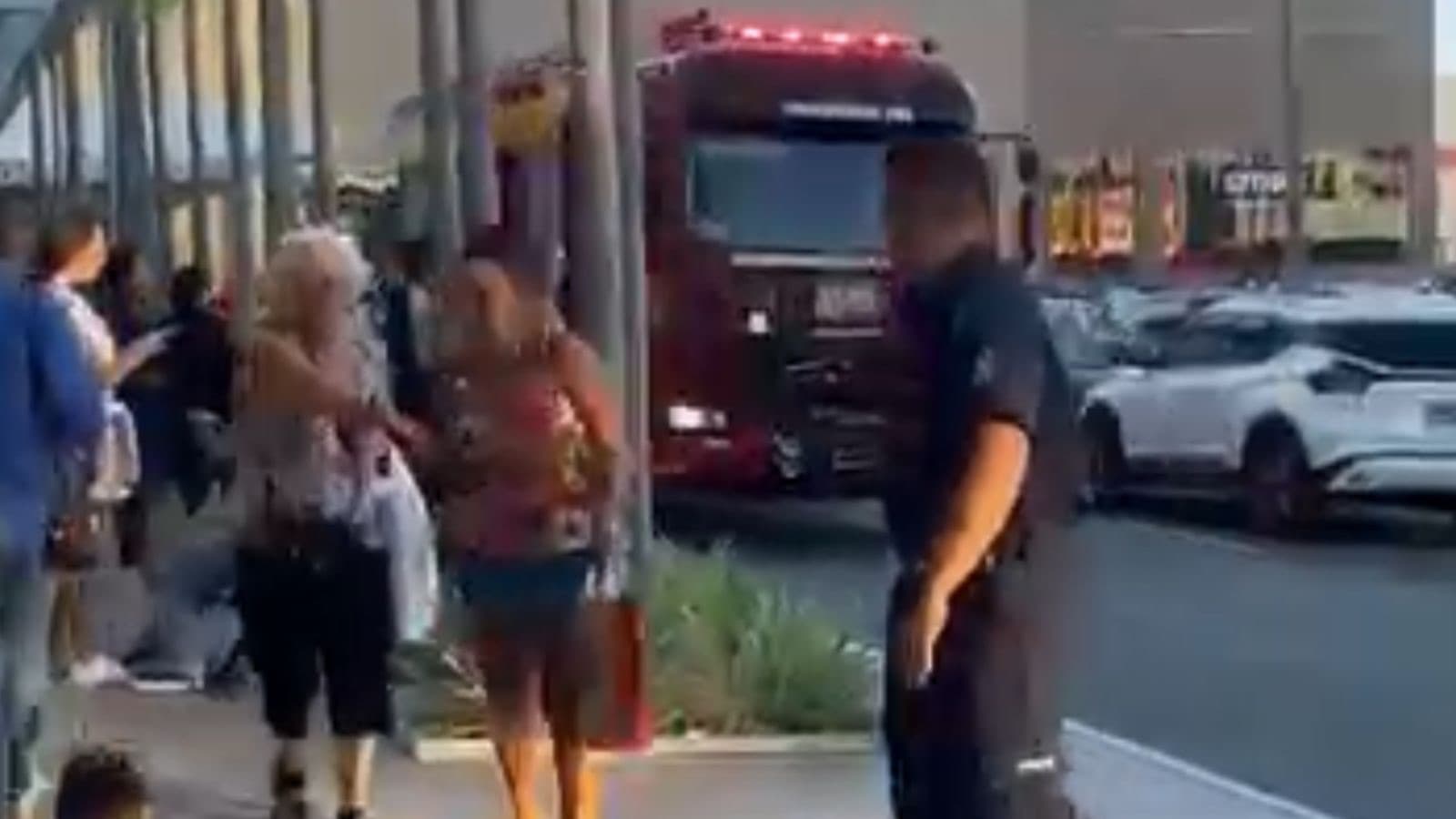 Incêndio em restaurante faz evacuar clientes e trabalhadores em shopping da Grande Florianópolis