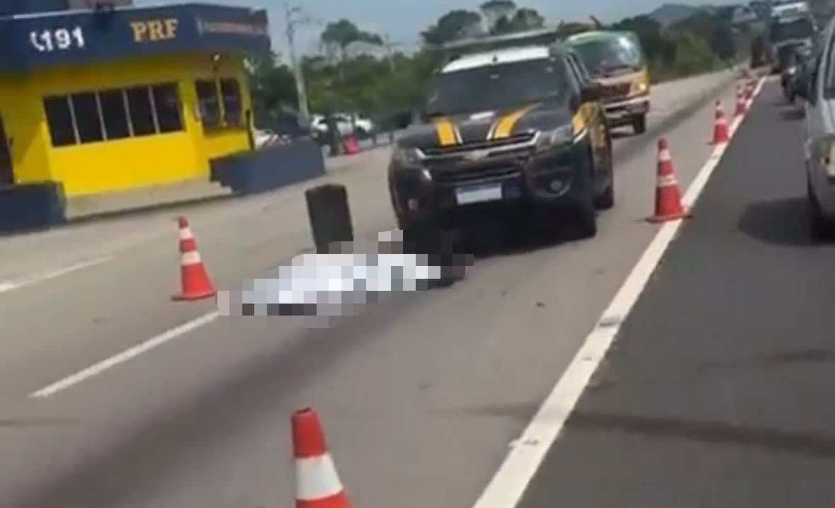 Homem tem surto psicótico dentro de ônibus em Itapema, se joga na BR-101 e morre atropelado