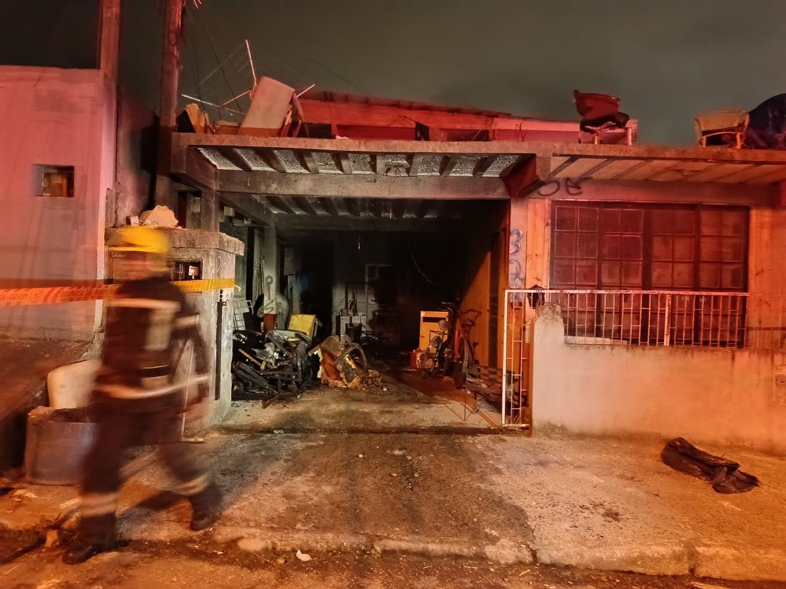 Incêndio atinge garagem de casa em Camboriú e moradores controlam chamas antes da chegada dos bombeiros