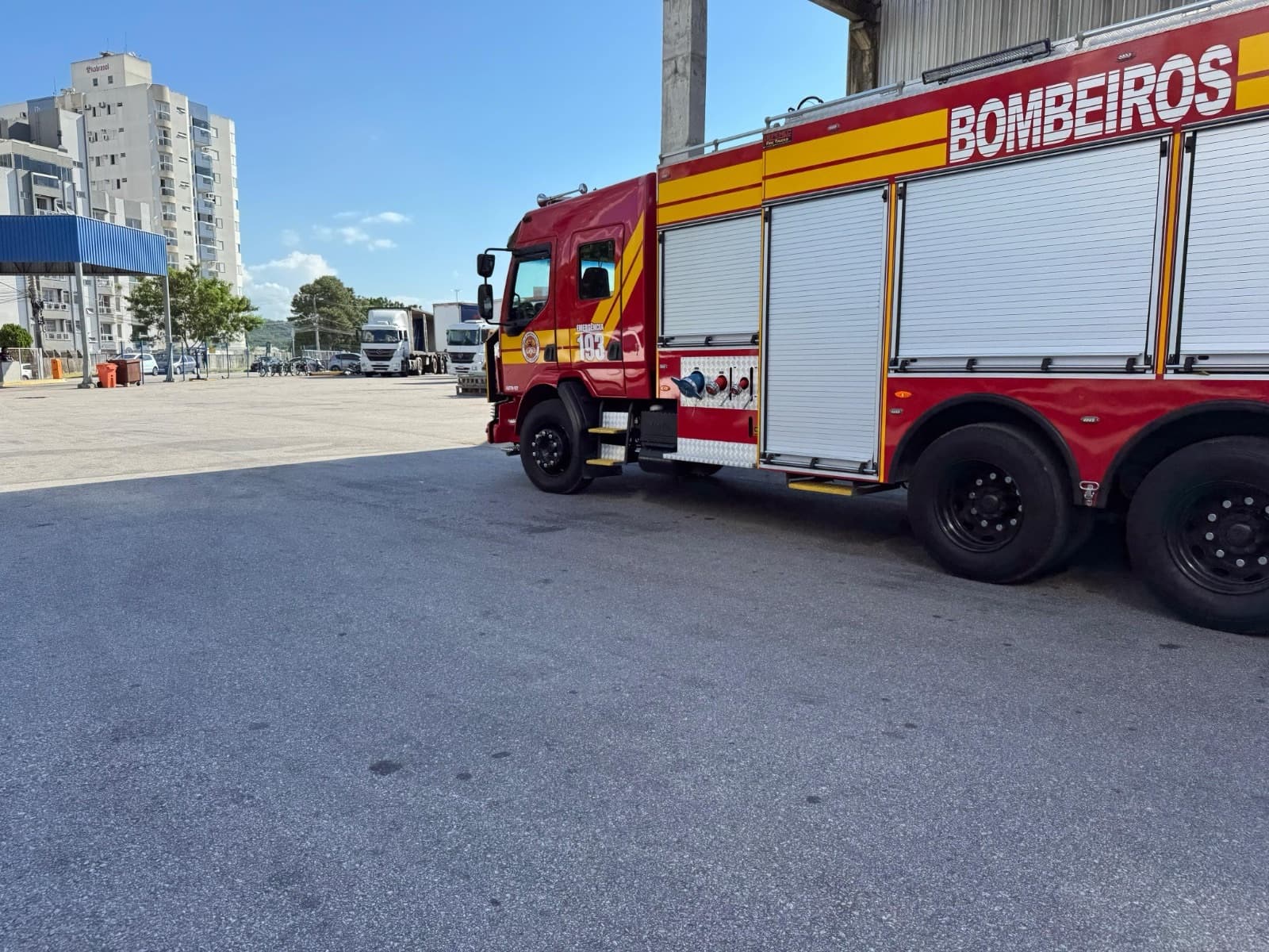 Trabalhador é socorrido em estado grave após acidente em depósito na Grande Florianópolis