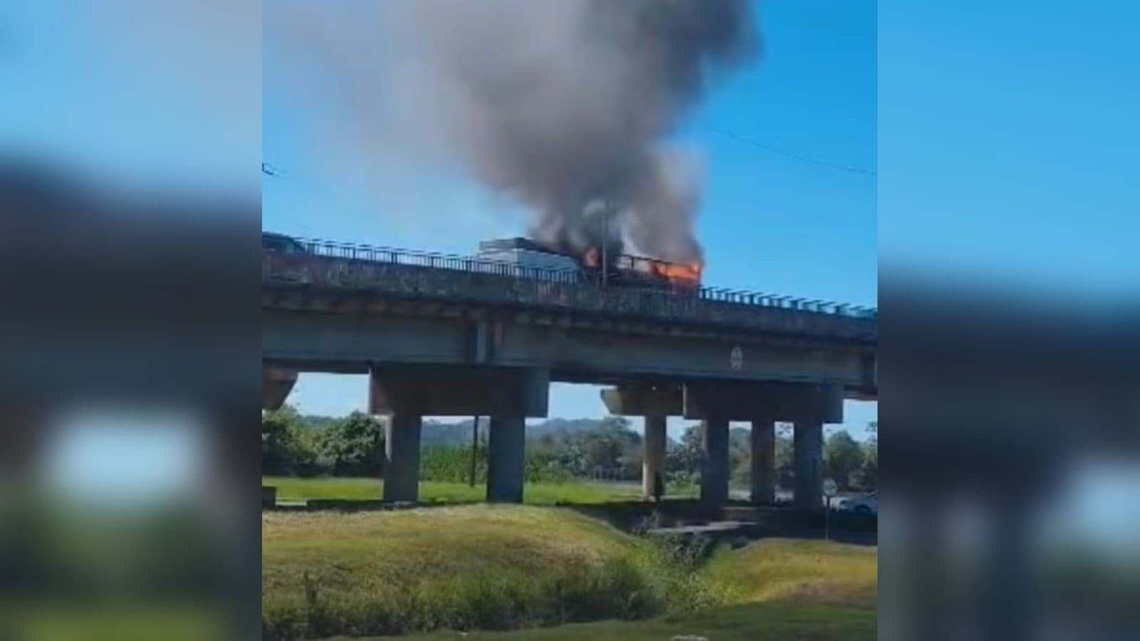 Carreta pega fogo na ponte entre Itajaí e Navegantes na BR-101