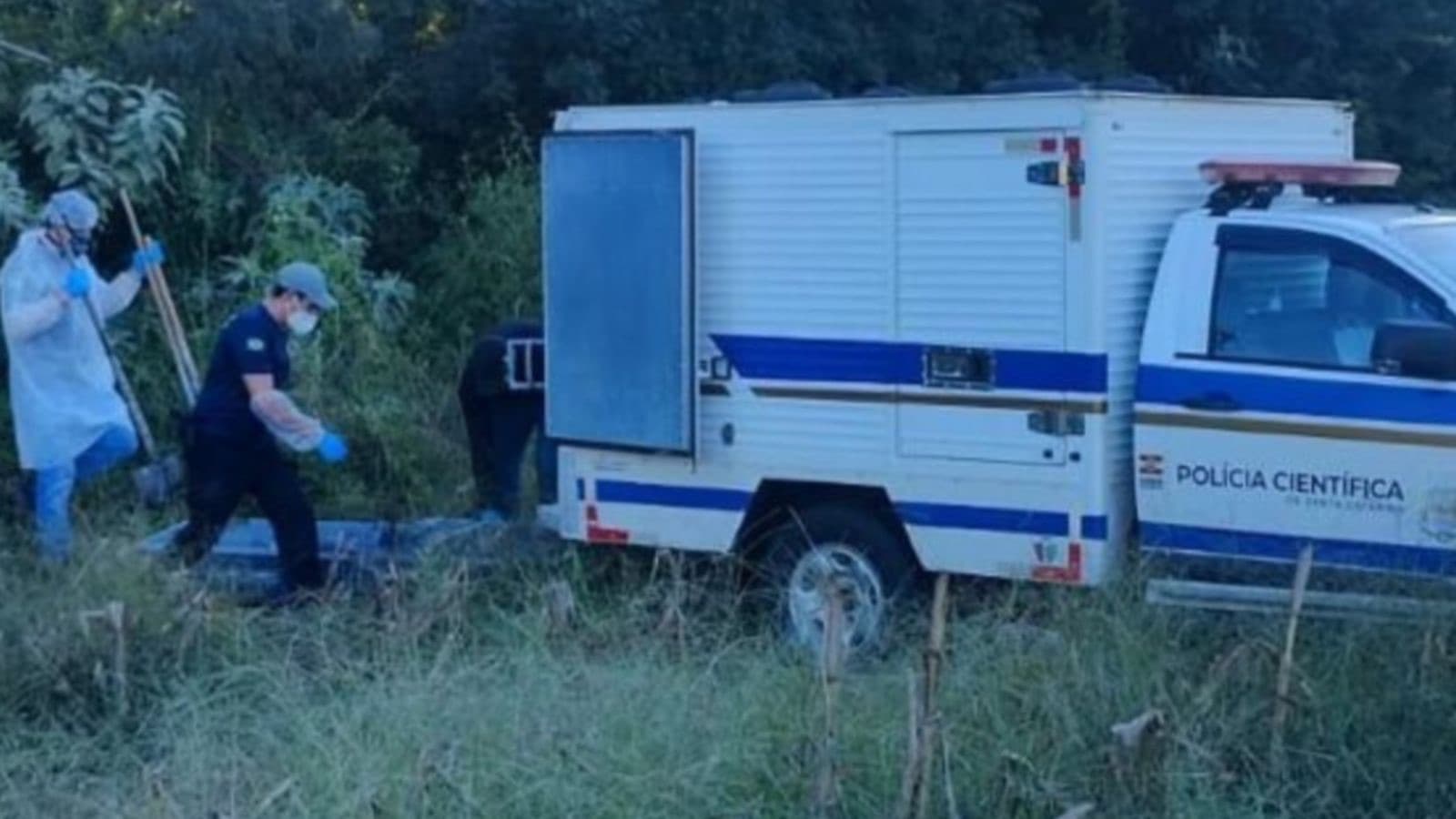 Homens são presos após serem flagrados enterrando corpo em área de mata em SC