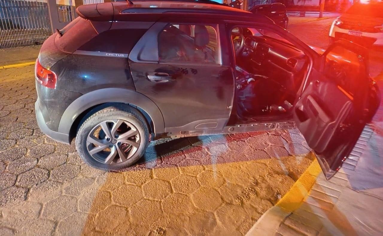 Motorista bêbado sobe calçada, bate em carro parado e acaba preso em Camboriú