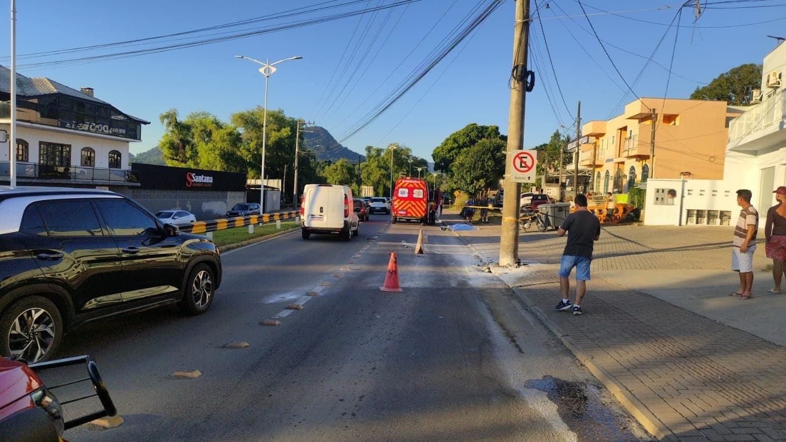 Idoso de 63 anos morre após colisão de moto contra poste em SC