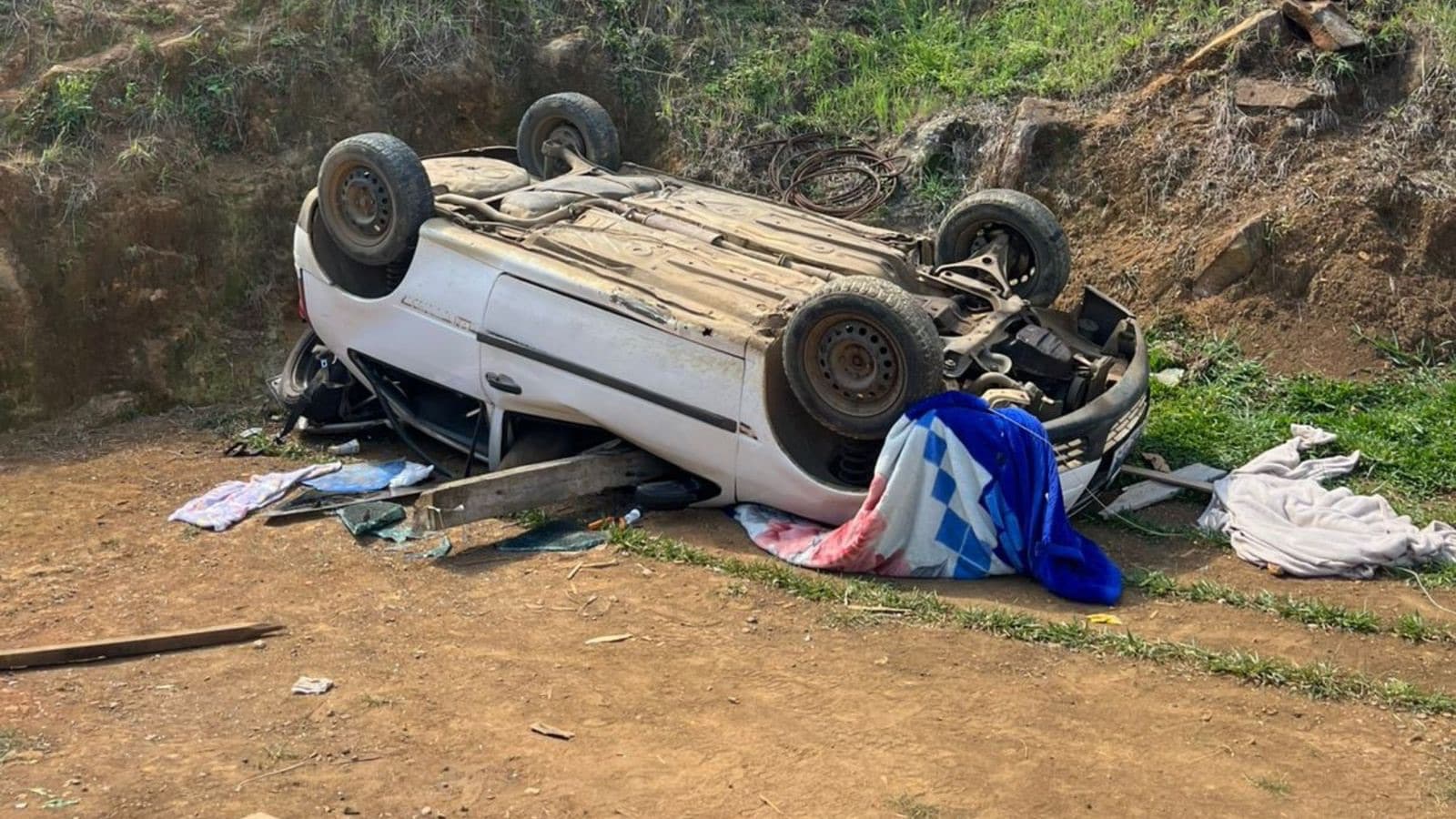 Carro com mãe, adolescente e bebê de 45 dias capota e fica destruído em Santa Catarina