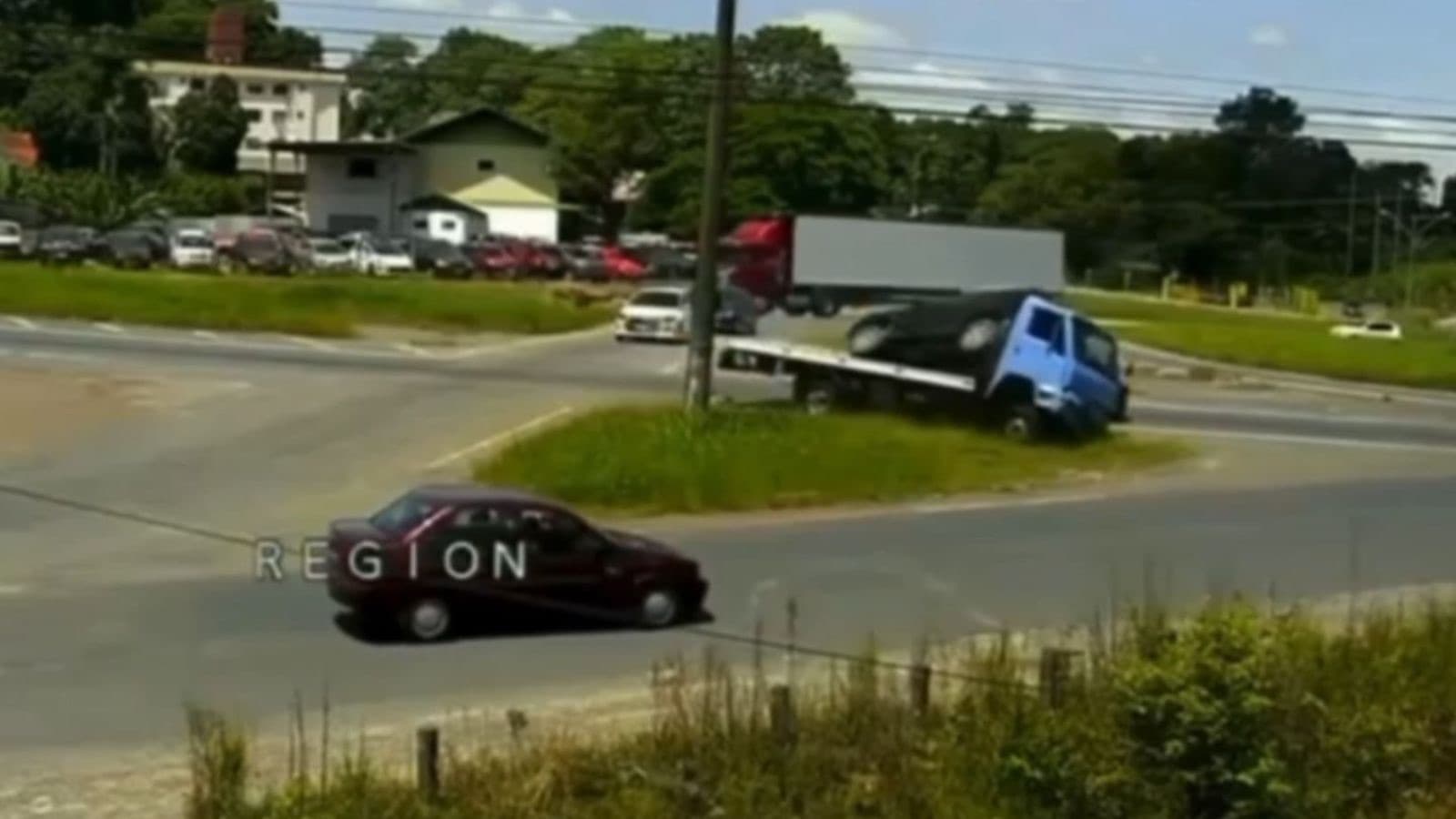 Acidente na BR-470 derruba veículo transportado por caminhão guincho