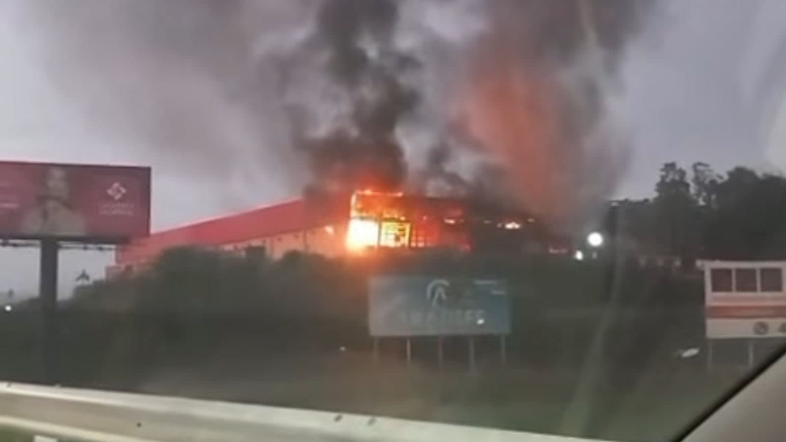 Urgente: incêndio de grandes proporções atinge empresa em Brusque