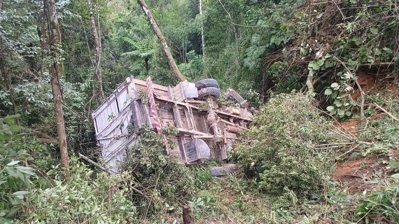 Caminhão sai da pista, capota em ribanceira e motorista fica preso às ferragens na BR-470