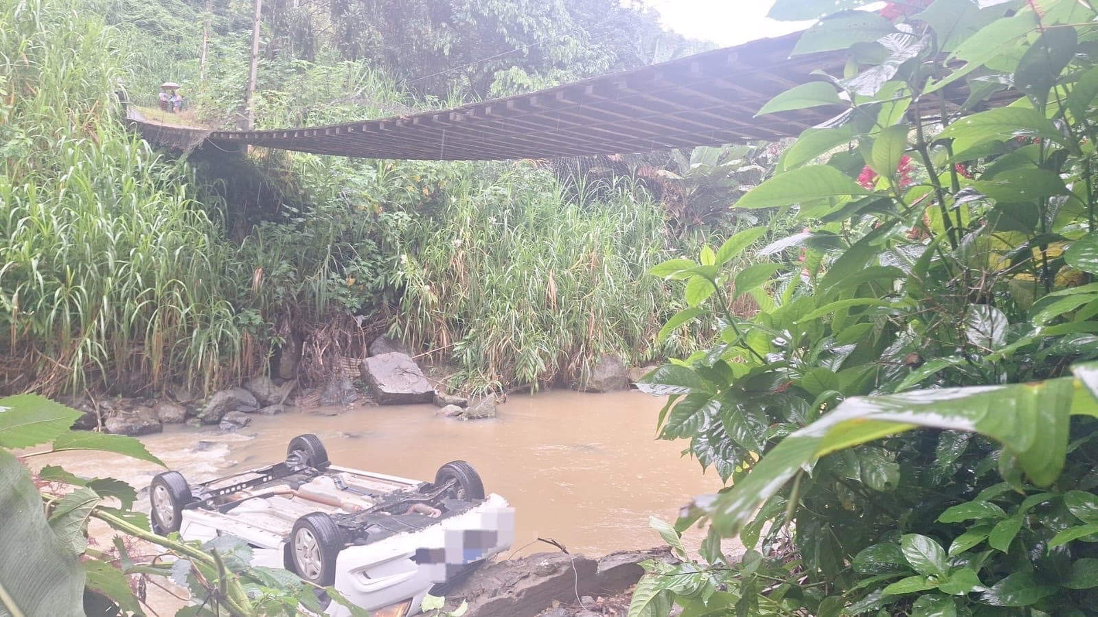 Idoso de 80 anos morre após carro cair em rio em Blumenau