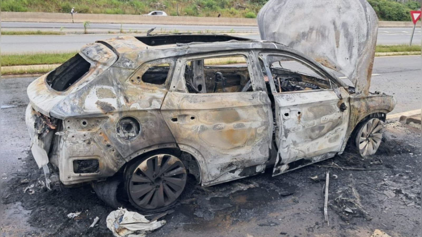 Carro elétrico com pai e filho pega fogo e fica destruído na BR-470