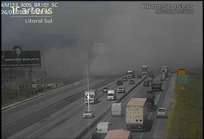 Fumaça toma conta da BR-101 e incêndio às margens da rodovia acende alerta em Porto Belo