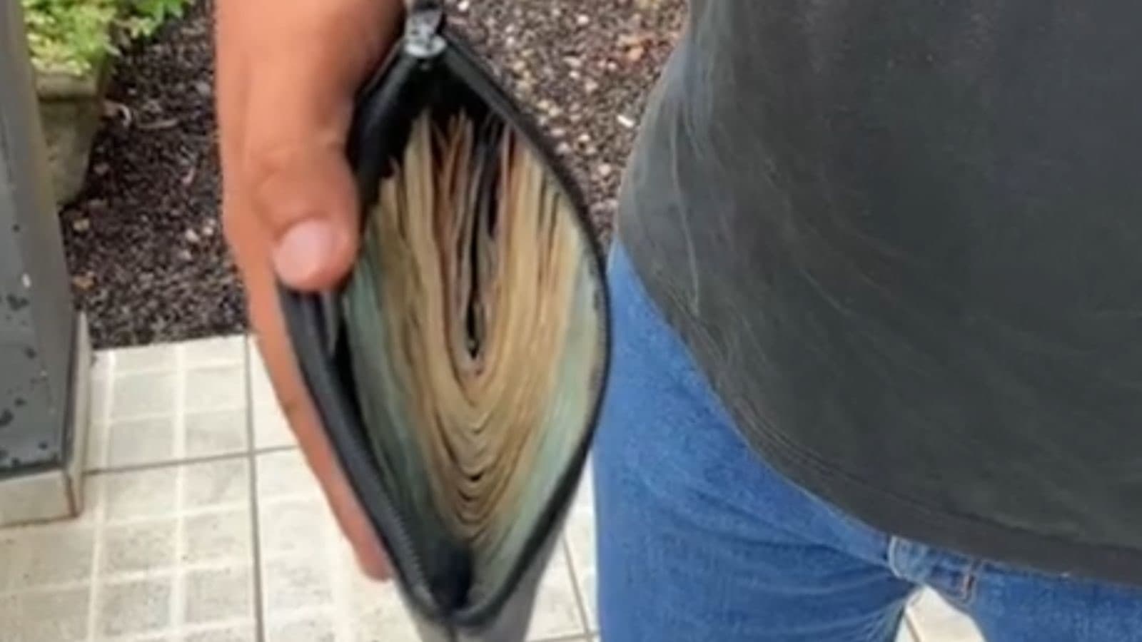 Garis encontram carteira com R$ 7 mil e devolvem à dona em SC