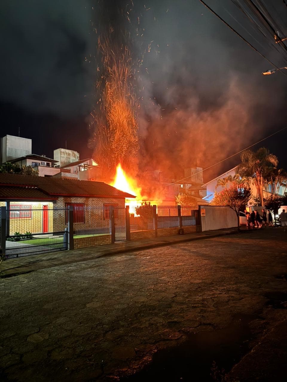 Incêndio atinge residência e destrói carro na garagem em Florianópolis