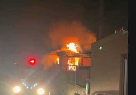 Madrugada de terror: incêndio toma casa e mobiliza bombeiros em Florianópolis