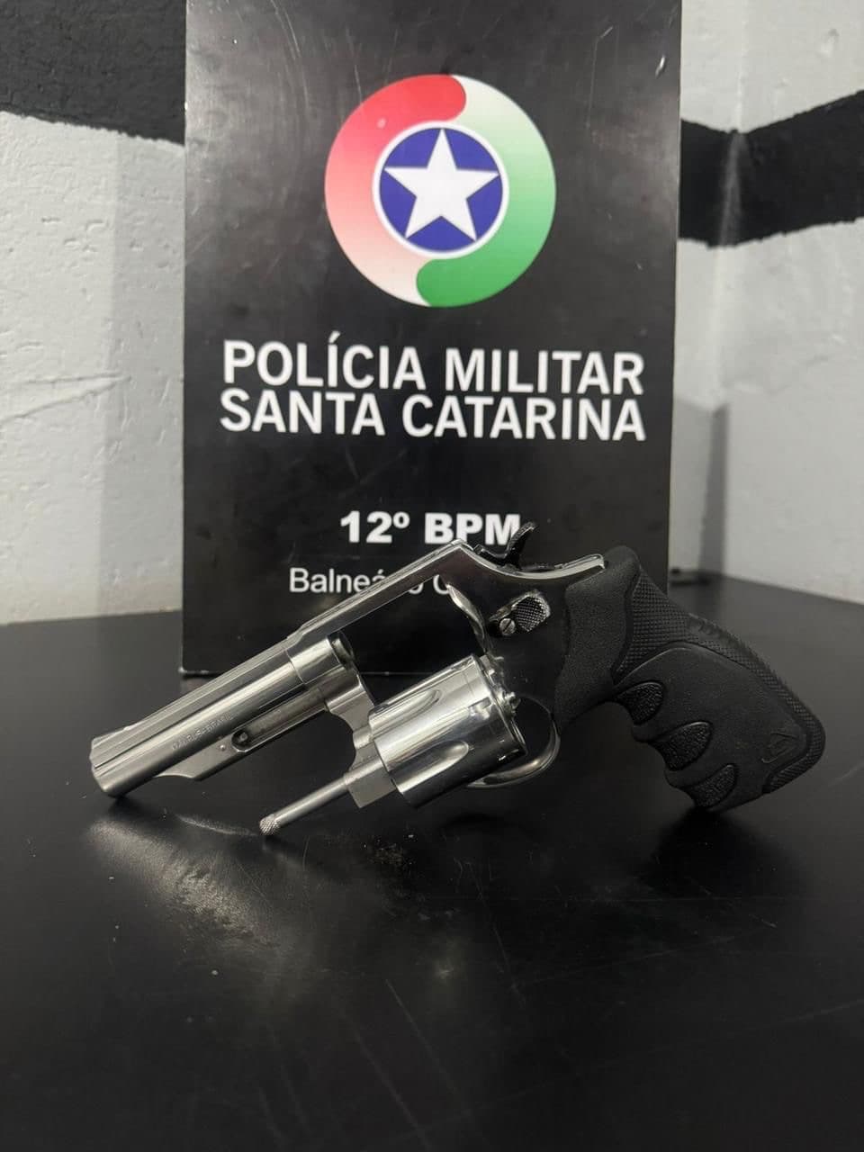 Homem é baleado após luta corporal com adolescente no bairro Rio Pequeno, em Camboriú