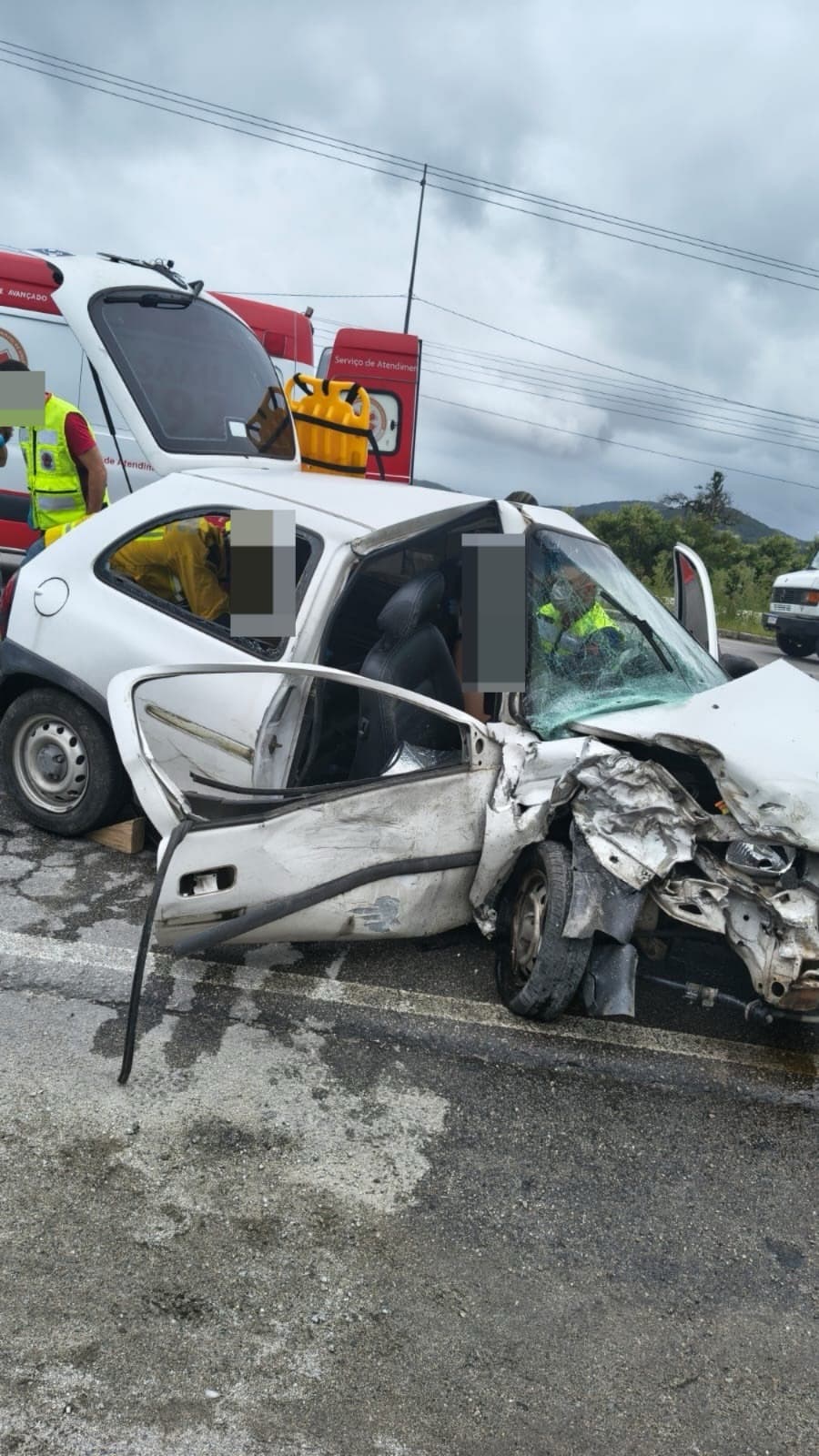Mulher e criança ficam presas às ferragens após colisão entre carro e caminhão na SC-281