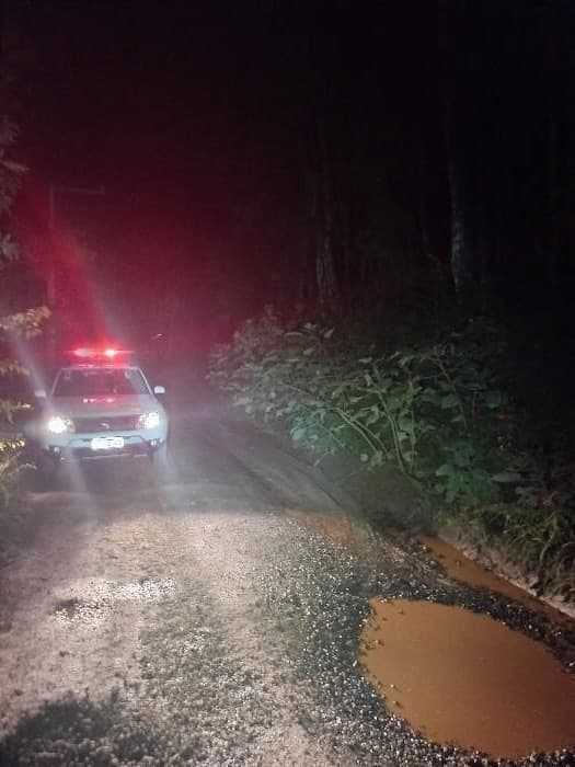 Mulher puxa freio de mão para salvar as filhas e acaba espancada pelo companheiro em SC