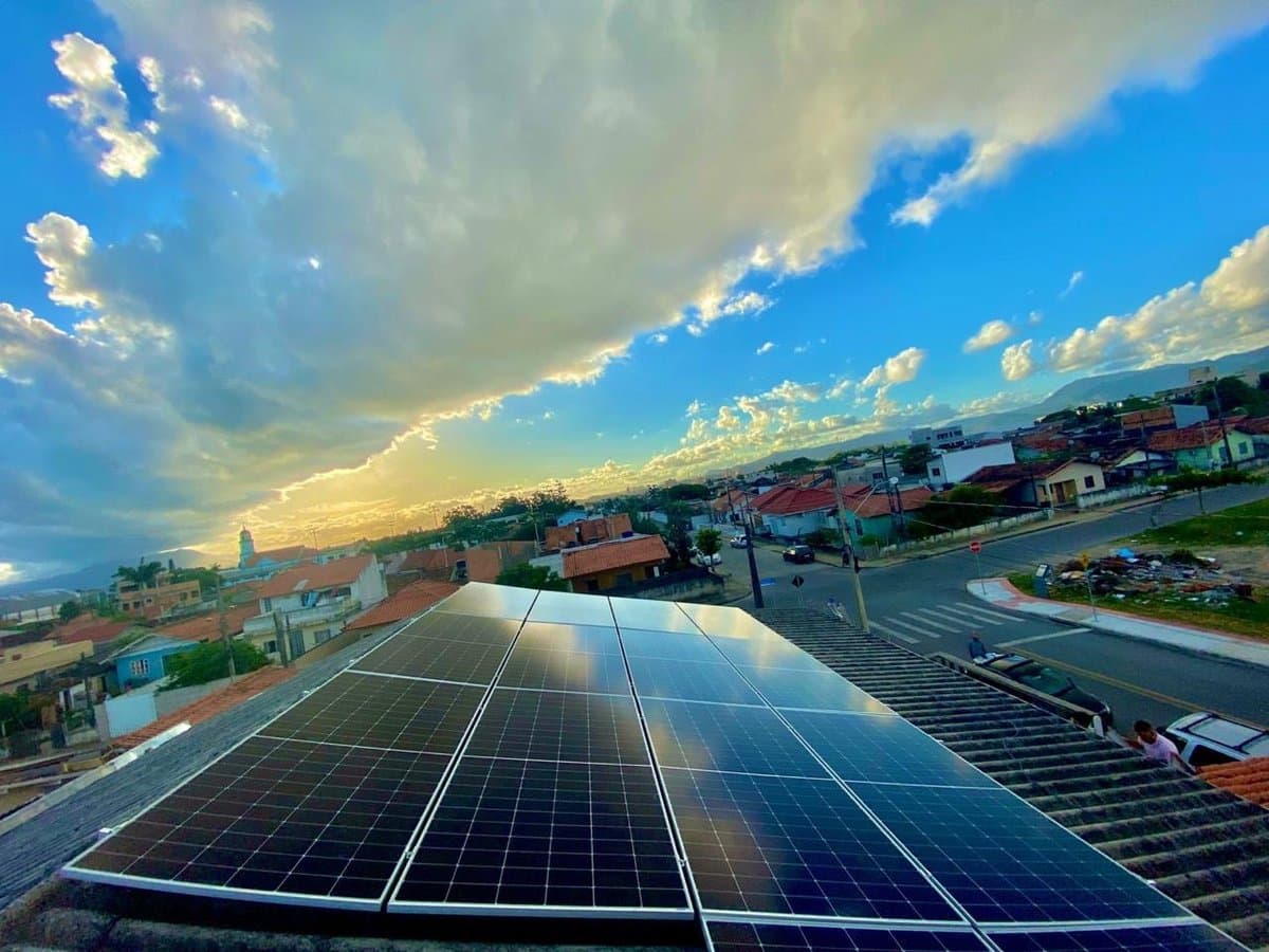 Chega de pagar caro na conta de luz: feirão de energia solar oferece economia de até 90% no Vale do Rio Tijucas