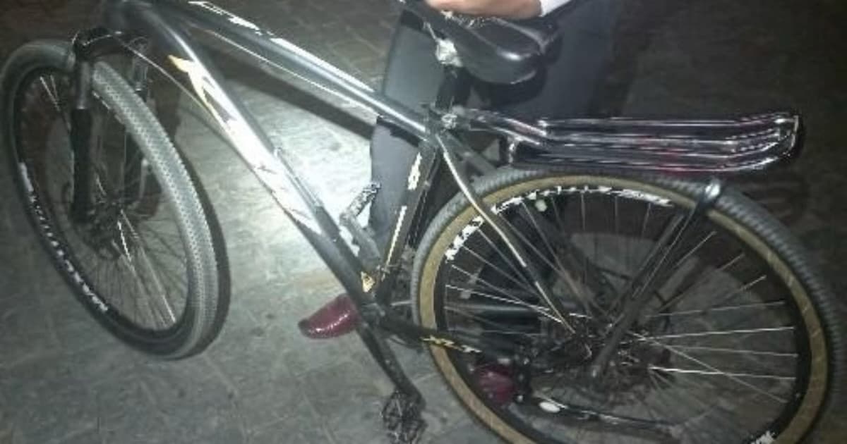 Pastor sai de carro para perseguir ladrão após furto de bicicleta em frente à igreja em Brusque