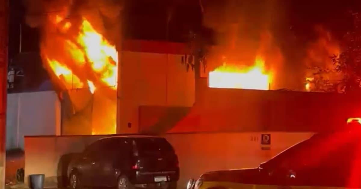 Incêndio destrói casa em Blumenau; bombeiros usam 16 mil litros de água no combate