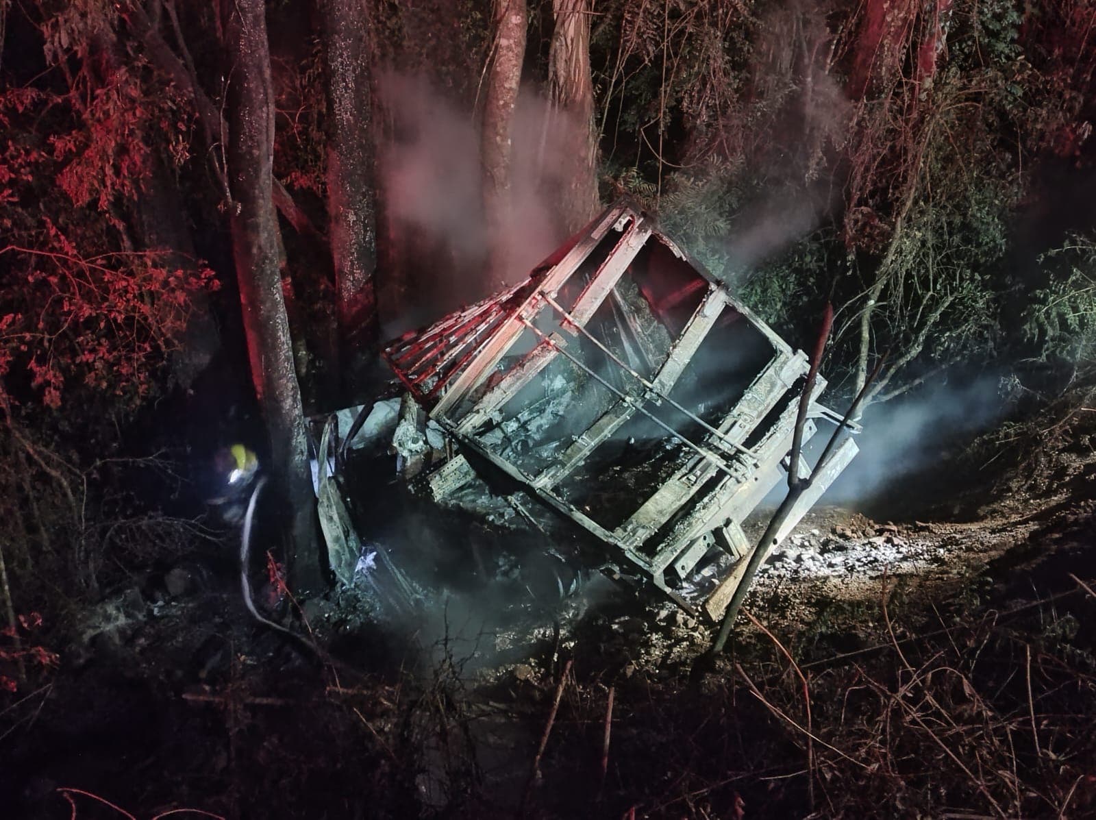 Caminhonete cai em ribanceira, pega fogo e motorista sobrevive em SC