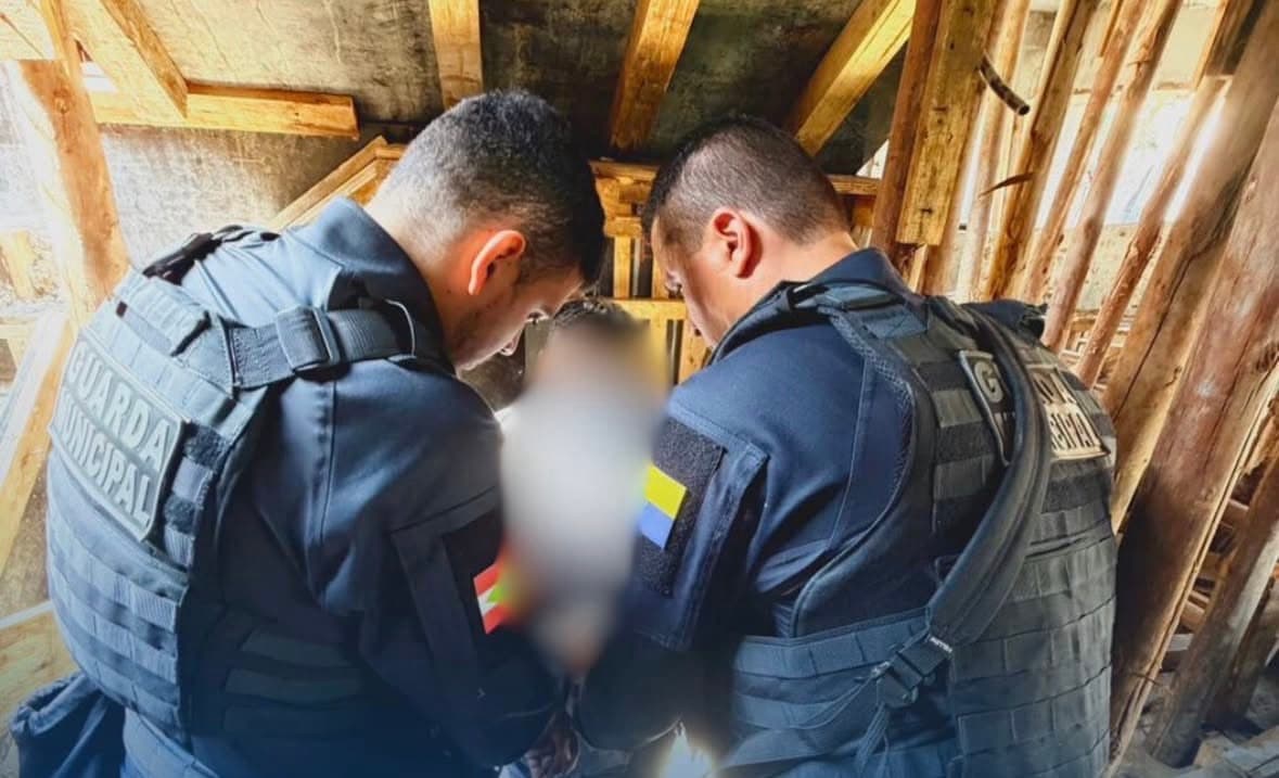 Foragido por divulgar cena de estupro é capturado enquanto trabalhava em obra em Itapema