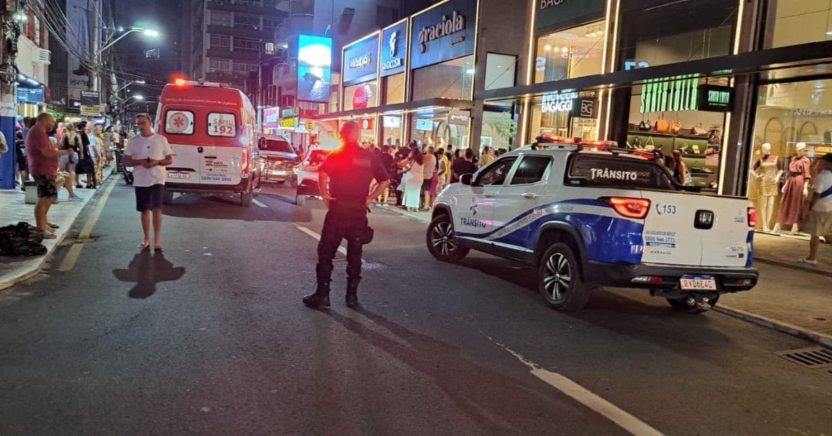 Mulher é atropelada por moto ao atravessar correndo fora da faixa em Balneário Camboriú