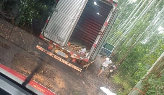Homem fica ferido após ser prensado pelo próprio caminhão em área rural de Concórdia