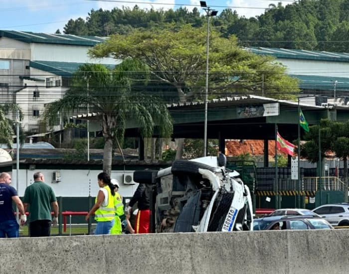 Carro capota após colisão com caminhão e deixa vítima grave na BR-101