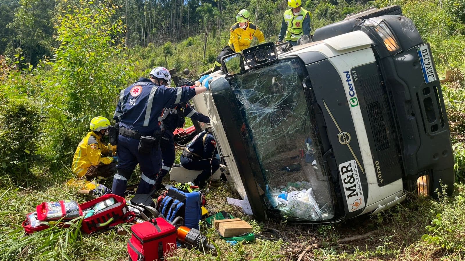 Caminhão sai da pista e despenca em ribanceira, deixando quatro feridos 