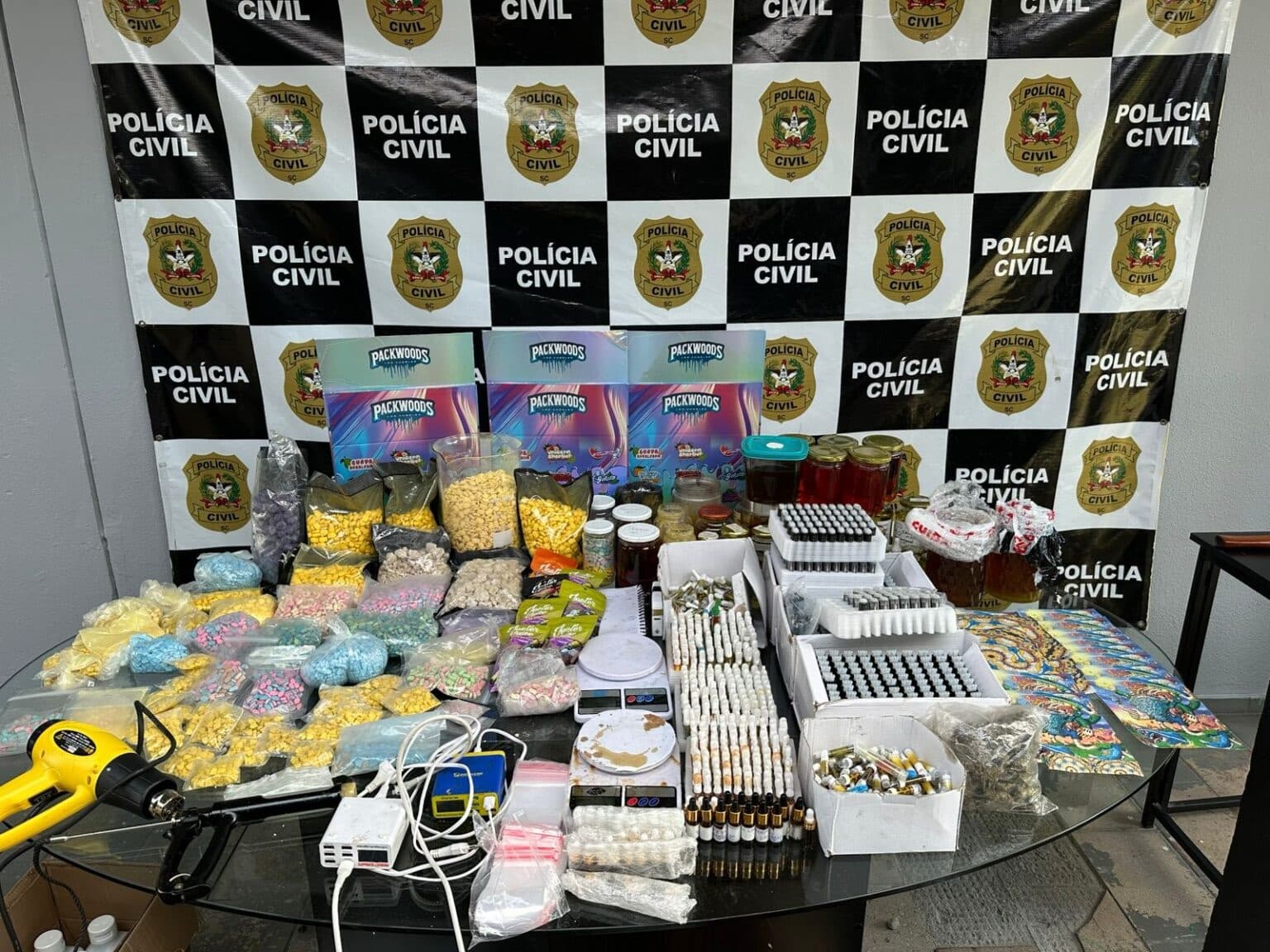 Polícia encontra laboratório de cigarros eletrônicos com THC e apreende drogas em operação no Litoral Norte