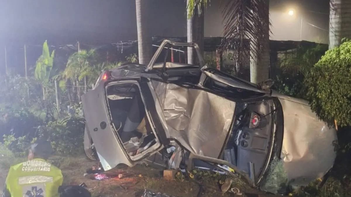 Duas jovens morrem e dois homens ficam em estado grave após carro bater contra poste em SC