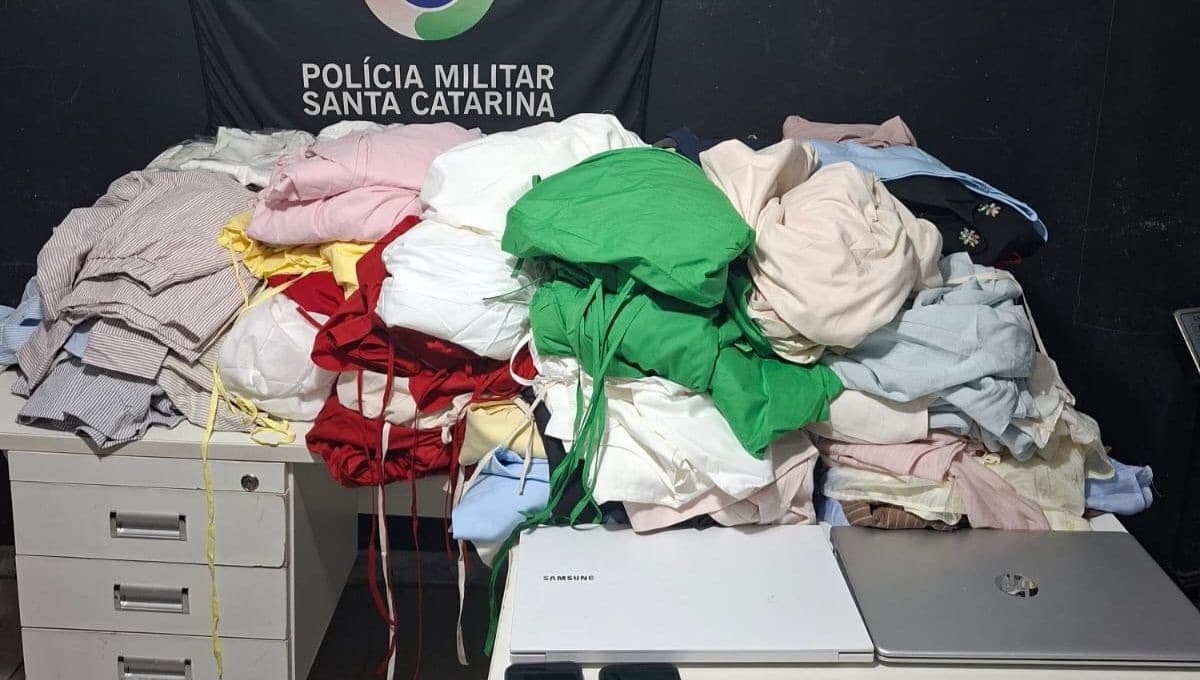 Mulher é presa com mais de 200 peças de roupas furtadas em loja de Itajaí
