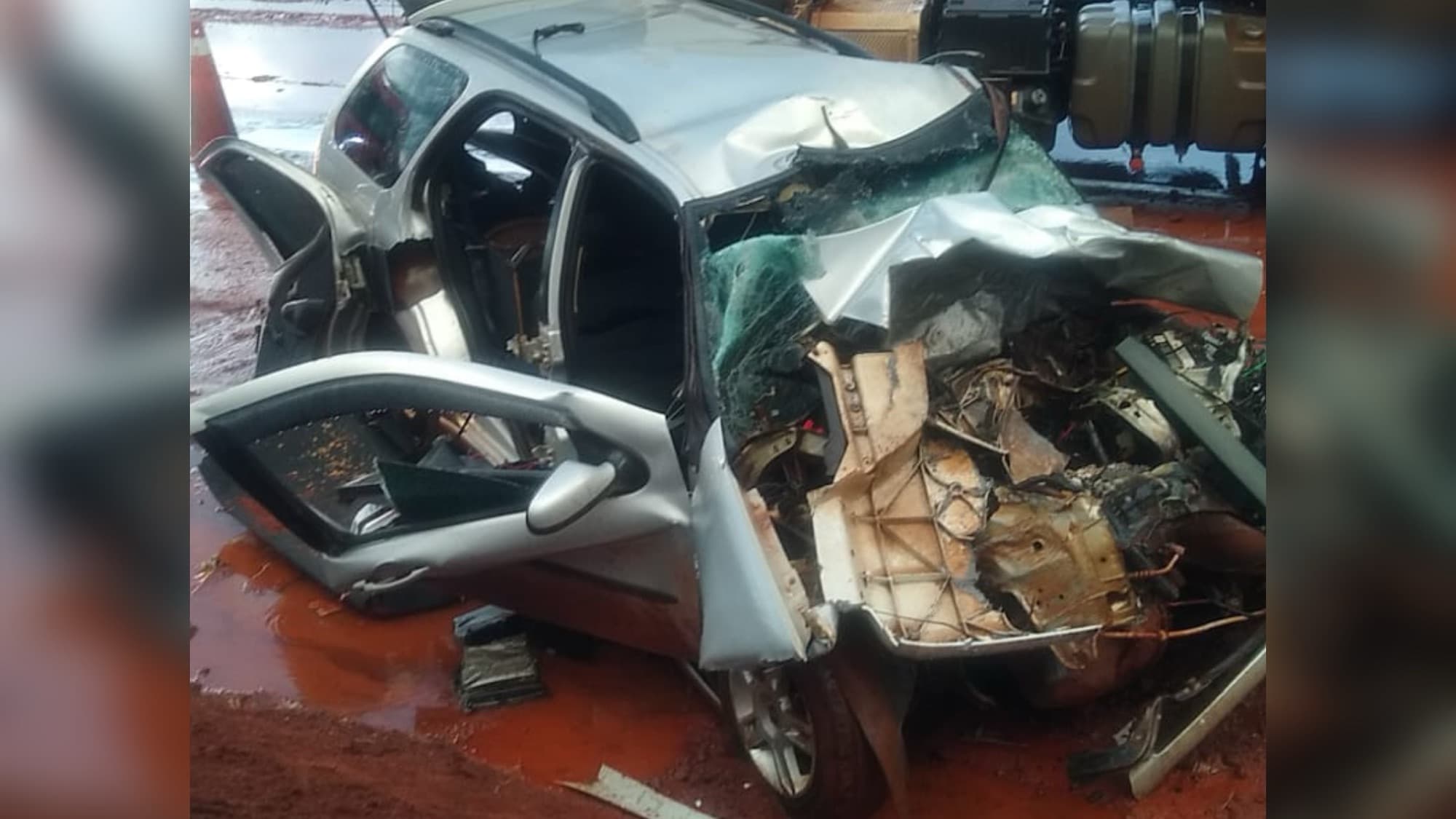 Motorista fica gravemente ferido após carro ser destruído em batida com caminhão no Oeste de SC