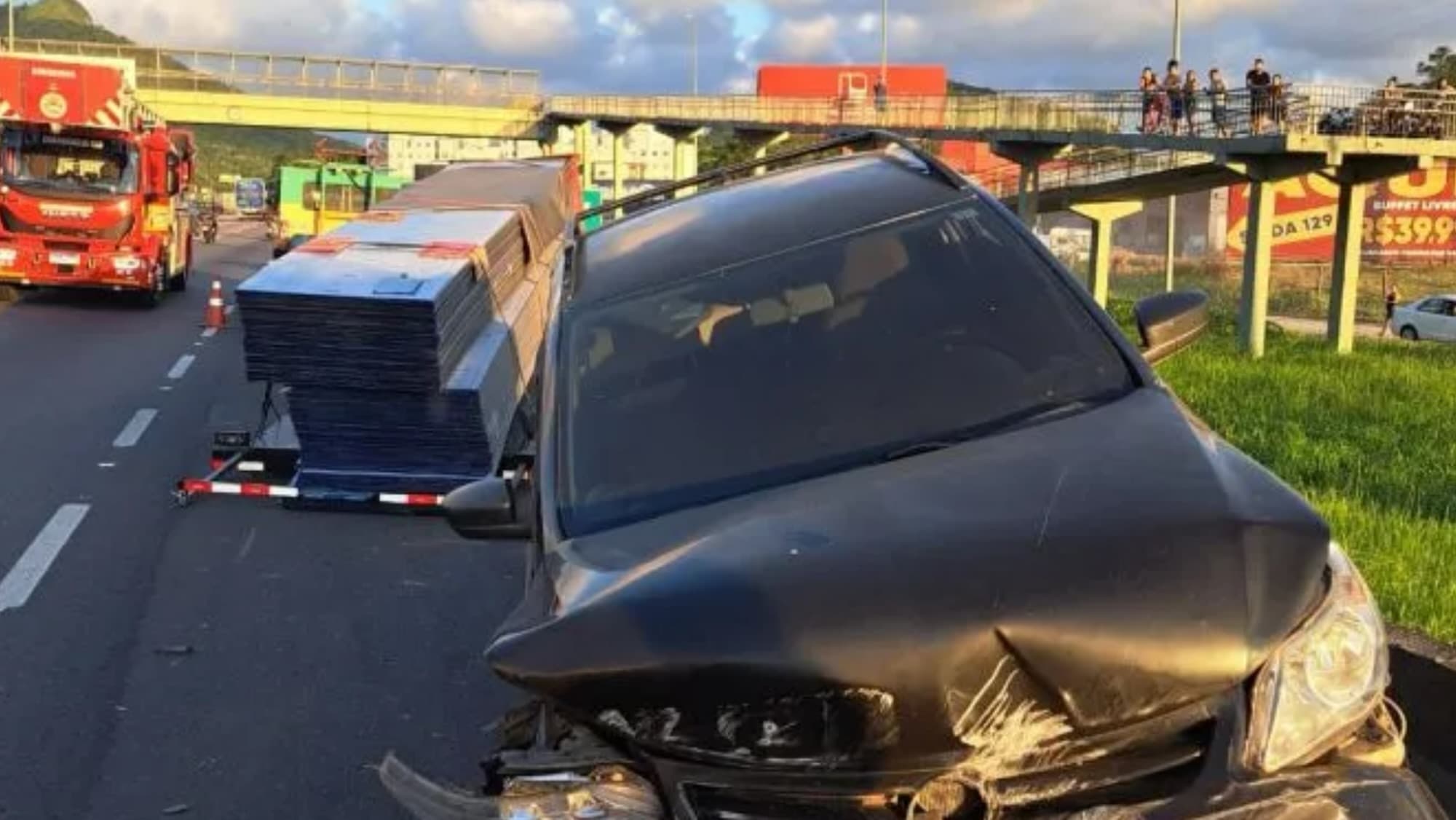 Ciclista morre após ser atingido por carretinha na BR-101 em Balneário Camboriú