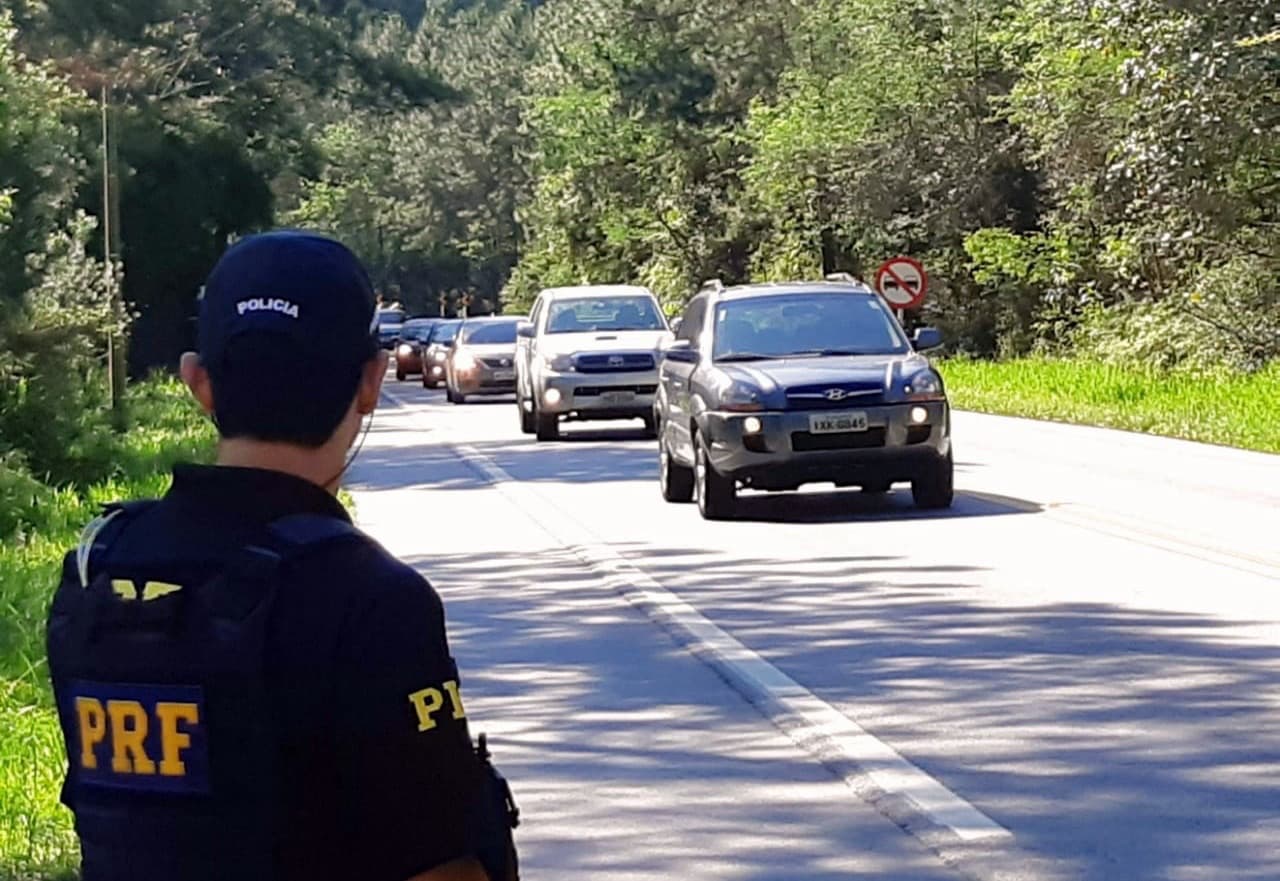 Semana Santa 2026: PRF flagra quase 1.400 motoristas em excesso de velocidade nas rodovias de SC