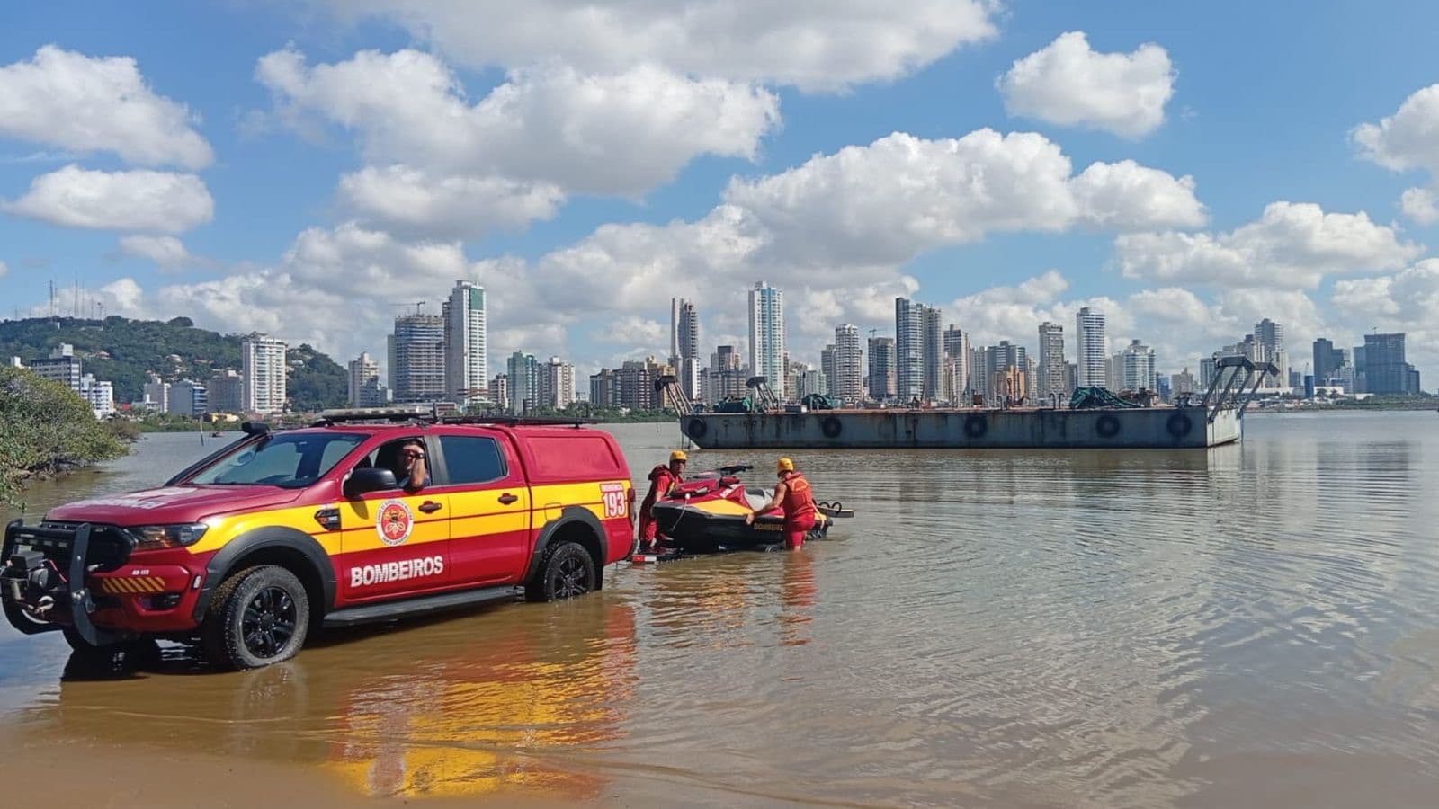 Homem com mãos amarradas por corda é encontrado morto dentro de rio em Itajaí