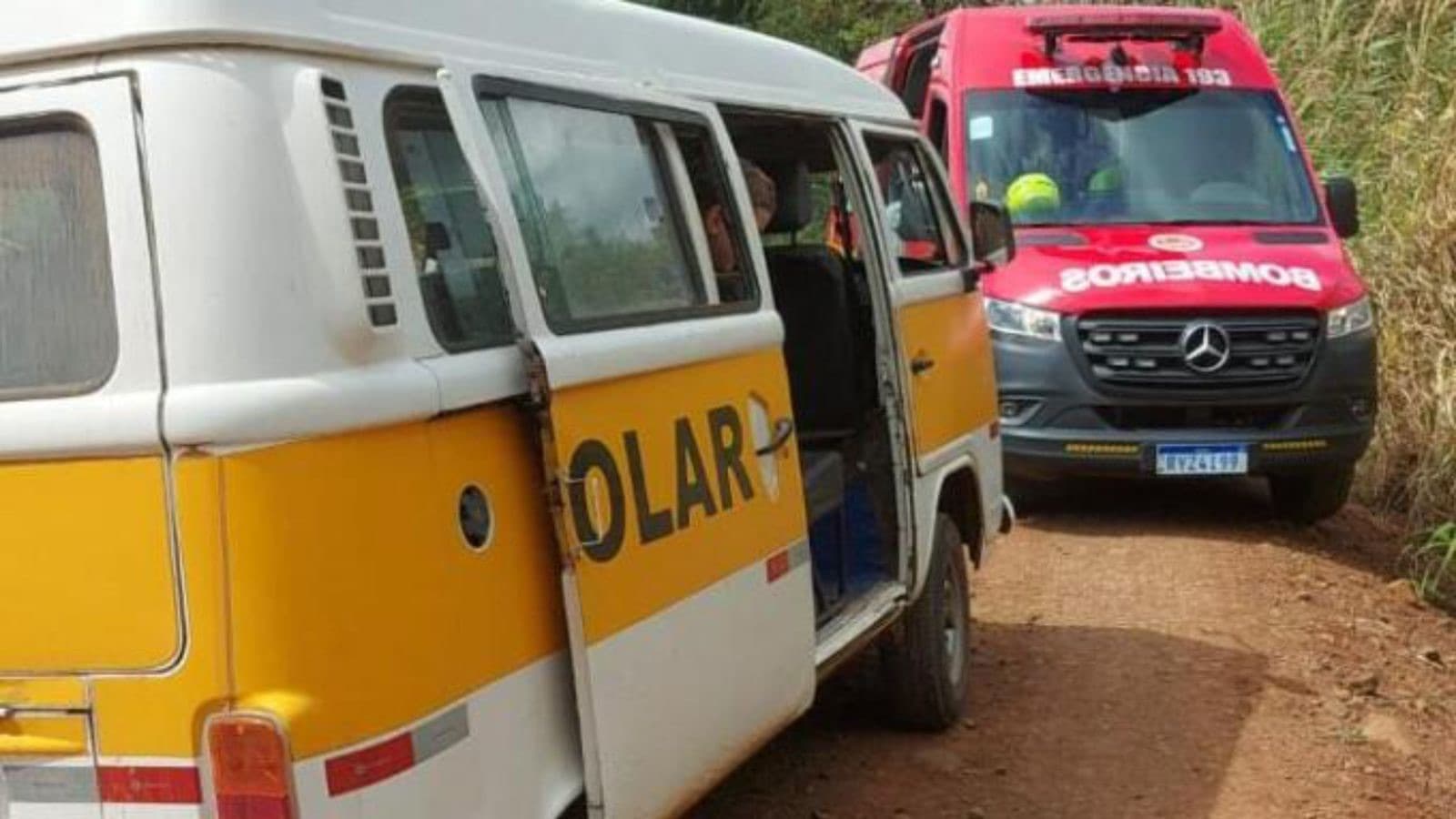 Porta de Kombi escolar se abre durante viagem e criança é arremessada para fora em SC