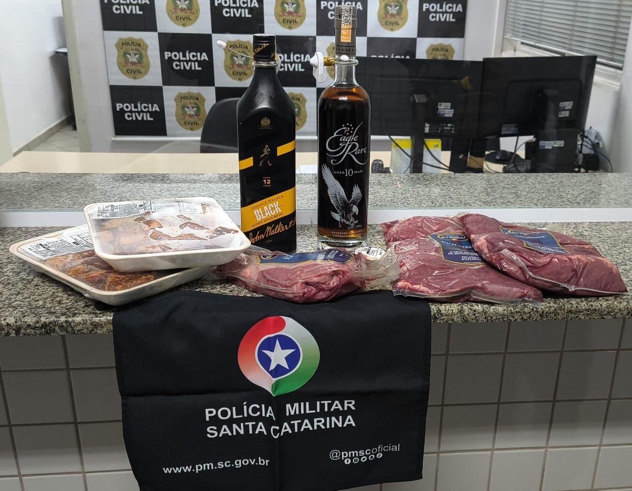 Dois whiskys e cinco carnes: adolescente é pego furtando o supermercado onde trabalhava