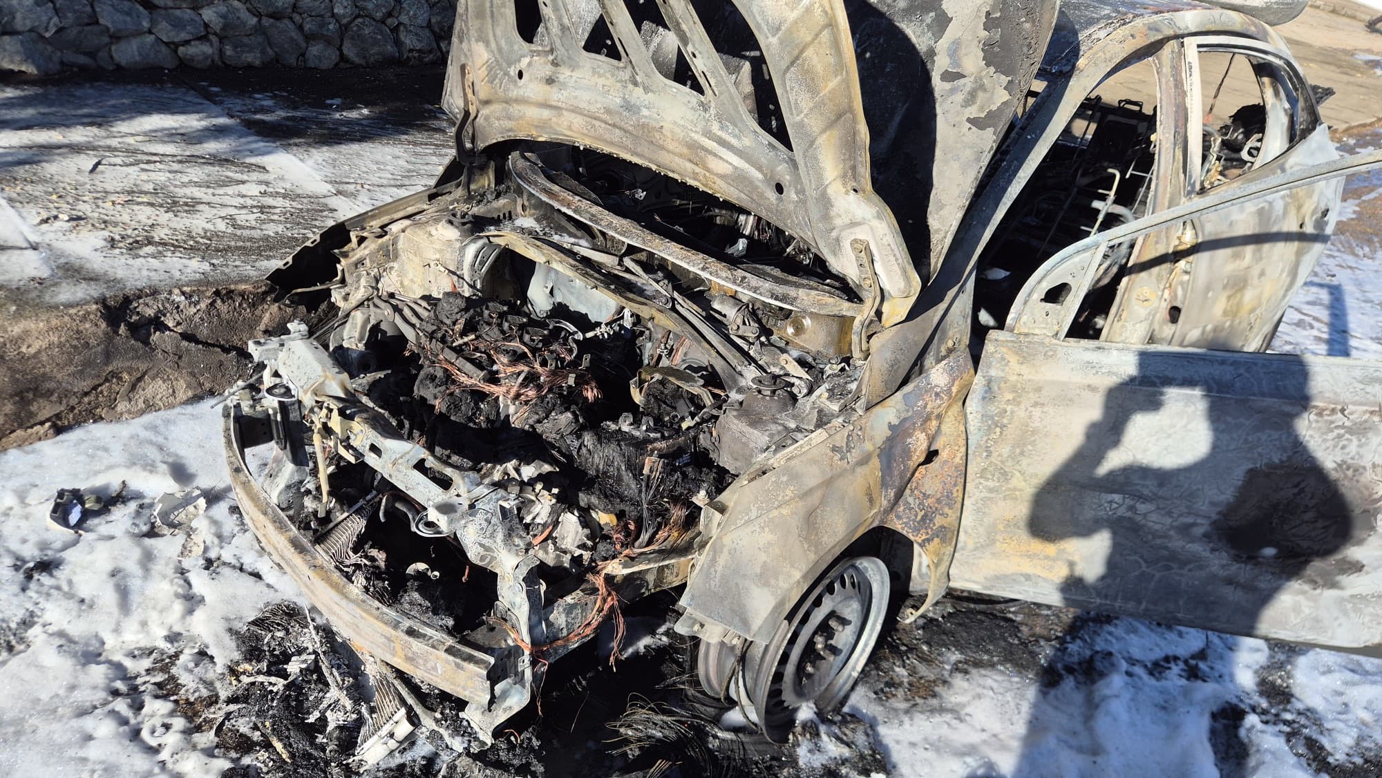 Carro pega fogo e vira cenário de destruição em rua de Florianópolis
